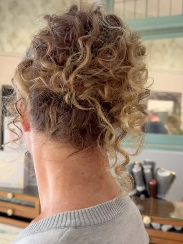 Embracing natural curls, for this beautiful up do ✨

Have an event coming up this festive season? Book with Sanctuary on 02 9634 8985.

#SanctuaryForHair #CastleHillHairSalon #BlondeSpecialist #CastleTowersHairSalon #HillsDistrictHair