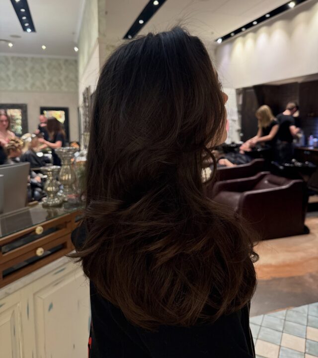 Thursday, in our chair.
Layers that move, dimension that lasts 

#haircuts #salontransformation #thursdaynight #hairgoals